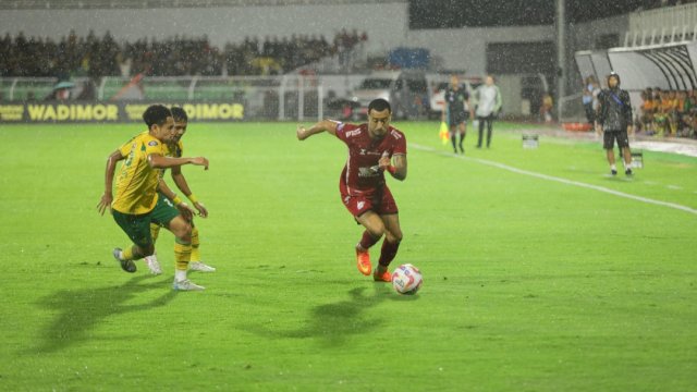 Pemain PSM Makassar, Victor Luiz menggiring bola dalam laga PSM menjamu Persebaya Surabaya di pekan ke-26 BRI Liga 1 musim 2024/2025 di Stadion Gelora BJ Habibie, Parepare, Jumat (7/3/2025) malam. (Foto: Official Photografer PSM Makassar)