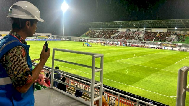 Manager PLN Unit Pelaksana Pelayanan Pelanggan (UP3) Parepare, Muhammad Taufik turut siaga dalam menyukseskan laga PSM Makassar di Stadion Gelora BJ Habibie, Kota Parepare. (Foto: Istimewa)