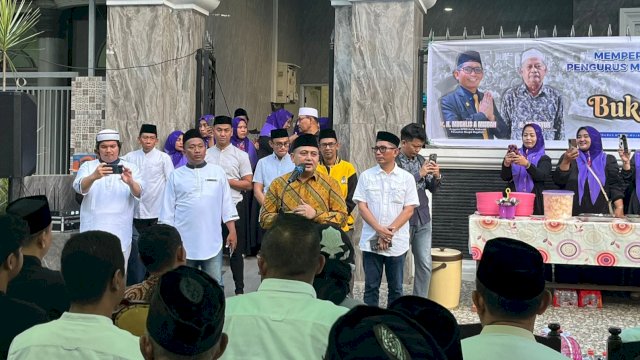 Anggota DPRD Kota Makassar, Muchlis Misbah menggelar acara buka puasa bersama di halaman Masjid Mujahidin, Jalan Maccini Sawah, Makassar, Sabtu (8/3/2025). (Foto: Istimewa)