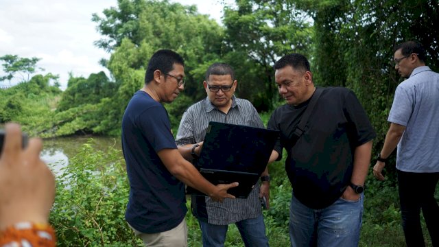 Wali Kota Makassar, Munafri Arifuddin meninjau langsung lokasi rencana pembangunan stadion di Kawasan Untia, Makassar, Sabtu (8/3/2025). (Foto: Istimewa)