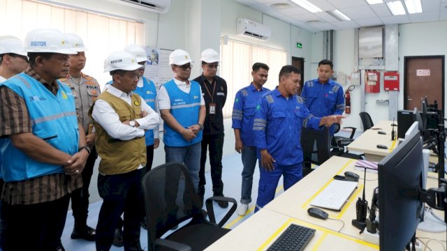 Menteri ESDM, Bahlil Lahadalia saat meninjau Central Control Room Pembangkit Listrik Tenaga Mesin Gas (PLTMG) Baubau di Kota Baubau, Sulawesi Tenggara, Minggu (9/3/2025). (Foto: Istimewa)