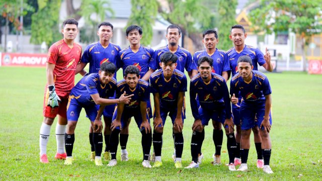 Susunan pemain Benteng Kupa FC saat menjalani laga perdananya di Liga Mulia Ramadan 2025 melawan Bontonompo Jaya di Lapangan Sultan Hasanuddin, Makassar, Senin (10/3/2025). (Foto: Istimewa)