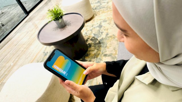 Nasabah sedang men-download superapps BYOND by BSI yang kini telah mencapai 3,5 juta user. (Foto: Istimewa)