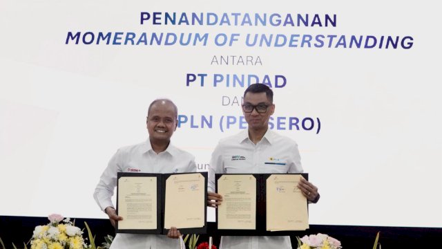 Penandatanganan MoU yang dilakukan antara PLN dengan PT Pindad dalam kerja sama studi pengembangan potensi pembangkit pikohidro dan mikrohidro. (Foto: Istimewa)