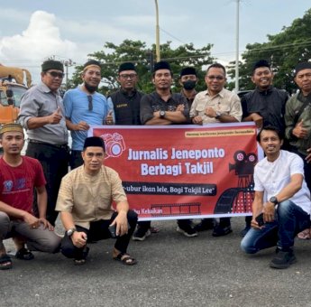 Jurnalis Jeneponto Gelar Aksi Sosial, Bagi Takjil Gratis di Bulan Ramadan