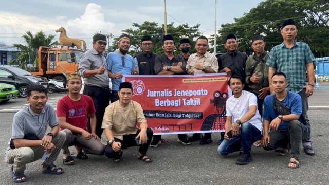 Puluhan Jurnalis Jeneponto saat membagikan takjil ke pengguna jalan, Rabu (12/3/2025). (Foto: Istimewa)