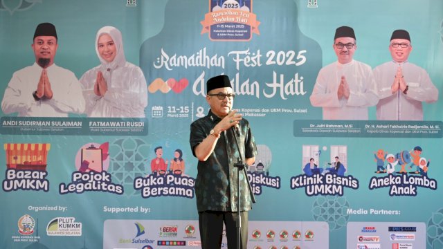Sekretaris Daerah Provinsi Sulawesi Selatan, Jufri Rahman saat membuka acara Ramadan Fest Andalan Hati di halaman Dinas Koperasi dan UMKM, Makassar, Selasa (11/3/2025). (Foto: Istimewa)