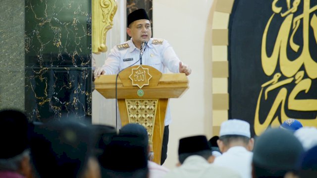 Wali Kota Makassar, Munafri Arifuddin bersilaturahmi dan melaksanakan salat tarawih berjamaah bersama warga Kelurahan Manggala di Masjid Darun Naim, Rabu (12/3/2025). (Foto: Istimewa)