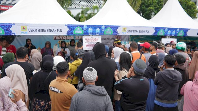 Antusiasme masyarakat saat melakukan pembelian sembako murah program Terang Berkah Ramadan yang digelar oleh PT PLN UID Sulselrabar. (Foto: Istimewa)