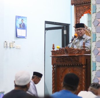 Perkuat Silaturahmi, Taufan Pawe Safari Ramadan Bersama Jamaah Masjid Al-Hijrah Perumnas
