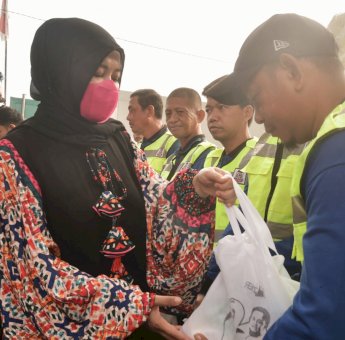 Berkah Ramadan, Wagub Sulsel Bagikan Ratusan Sembako untuk Pekerja di TPA Tamangapa