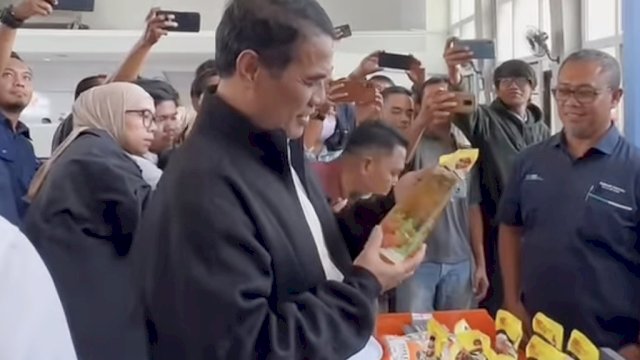 Menteri Pertanian, Amran Sulaiman saat melakukan inspeksi takaran produk minyak goreng MinyaKita di Pasar Gede Solo, Jawa Tengah, Selasa (11/3/2025). (Foto: Instagram)