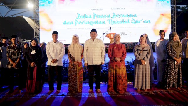 Pemerintah Kota Makassar menggelar buka puasa dan salat tarawih bersama anak-anak panti asuhan serta BKMT Kota Makassar di Tribun Lapangan Karebosi, Minggu (16/3/2025). (Foto: Istimewa)