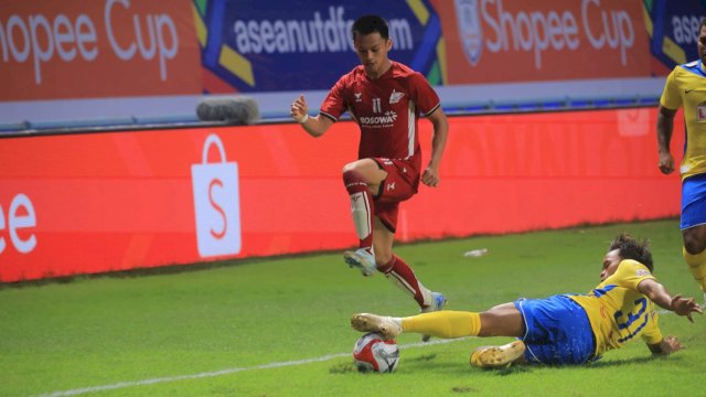 Pemain PSM Makassar, Dzaky Asraf berduel dalam sebuah laga di ajang ASEAN Club Championship (ACC) Shopee Cup 2024/2025. (Foto: Istimewa)