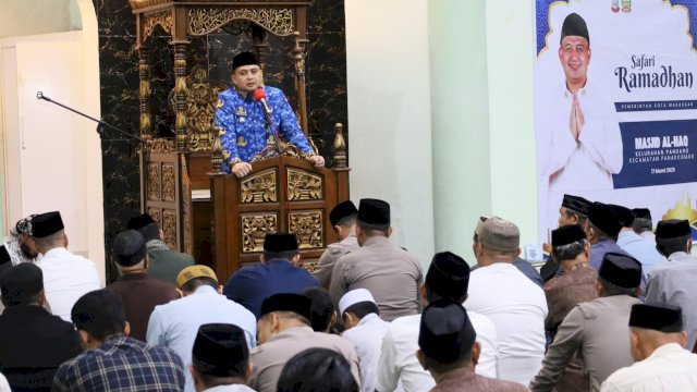 Wali Kota Makassar, Munafri Arifuddin melaksanakan salat Isya dan salat tarawih berjamaah di Masjid Al-Haq, Panakkukang, Makassar, Senin (17/3/2025). (Foto: Istimewa)
