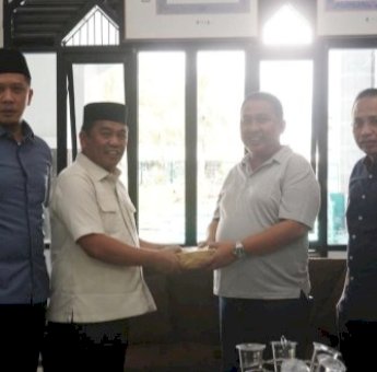 DPRD Sulsel Serahkan Donasi Berbagi Berkah Ramadan untuk Jamaah Masjid Al Markaz
