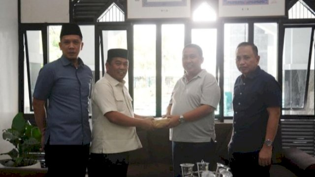 DPRD Provinsi Sulawesi Selatan menyerahkan donasi untuk kebutuhan buka puasa jamaah di Masjid Al Markaz Al Islami, Makassar, Rabu (12/3/2025). (Foto: Istimewa)
