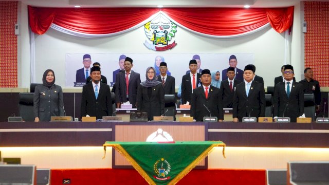 Suasana serah terima jabatan (sertijab) gubernur dan wakil gubernur Sulsel dalam rapat paripurna di Kantor DPRD Sulsel, Jumat (7/3/2025). (Foto: Istimewa)