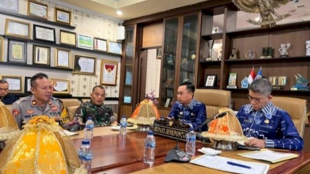 Penjabat (Pj) Bupati Jeneponto, Reza FS saat menghadiri konsultasi publik Rancangan Awal RKPD 2026 di Rumah Jabatan Bupati Jeneponto, Selasa (18/2/2025). (Foto: Istimewa)