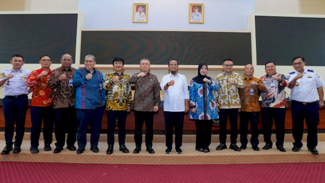 Gubernur Sulawesi Selatan, Andi Sudirman Sulaiman memaparkan program "Sulsel Terkoneksi" saat menerima kunjungan Menteri Perhubungan, Dudy Purwagandhi di Kantor Gubernur Sulsel, Rabu (19/3/2025). (Foto: Istimewa)