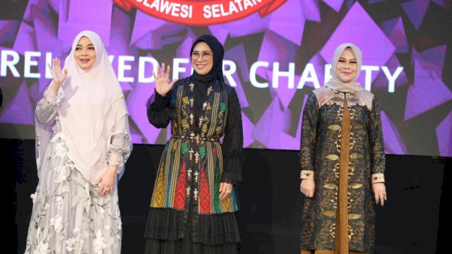 Bupati Gowa Husniah Talenrang (tengah), didampingi Ketua TP PKK Kabupaten Gowa Tenri Indah (kanan) saat ikut peragaan busana, di sela-sela Ramadan Trend Hijab 2025, di Phinisi Ballroom, Claro Hotel Makassar, Sabtu (22/03/2025). (Dok. Humas Gowa)