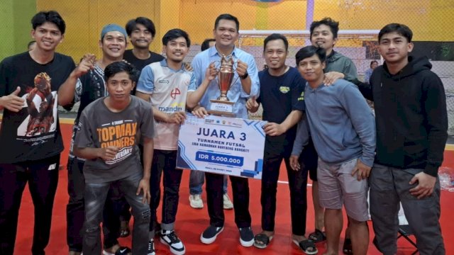 Tim Futsal Huadi FC berfoto bersama dengan Bupati Bantaeng, M Fathul Fauzy usai penyerahan trofi Turnamen Futsal Liga Ramadan Bantaeng Bangkit Season I 2025. (Foto: Istimewa)
