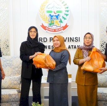 Sekretariat DPRD Sulsel Bagikan 522 Paket Ramadan Untuk Pegawai Hingga Petugas Kebersihan