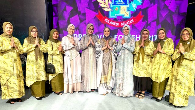 Ketua TP PKK Kabupaten Enrekang, Ratnawati Yusuf R turut serta dalam kegiatan Preloved Charity and Fashion Show yang digelar di Hotel Claro Makassar, Sabtu (22/3/2025). (Foto: Istimewa)