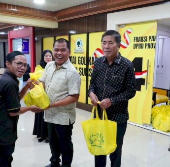 Fraksi Golkar DPRD Sulsel Berbagi Paket Ramadan untuk Honorer Hingga Petugas Kebersihan