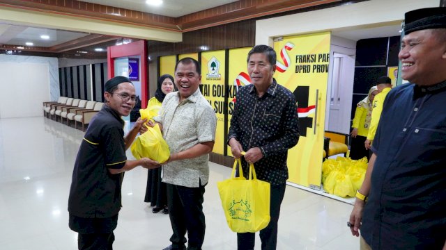Fraksi Golkar DPRD Provinsi Sulawesi Selatan menyerahkan ratusan paket Ramadan ke petugas yang ada di DPRD Sulsel, Kamis (27/3/2025). (Foto: Istimewa)