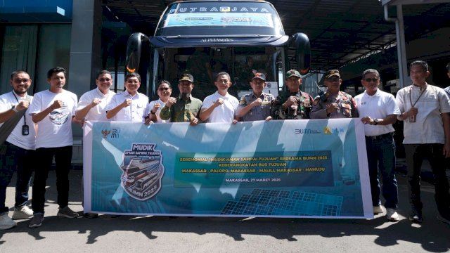 Gubernur Sulawesi Selatan, Andi Sudirman Sulaiman dan Manajemen PLN UID Sulselrabar saat melepas secara simbolis 1.000 pemudik gratis program Mudik Aman Sampai Tujuan Bersama BUMN Tahun 2025 di kantor PLN UP3 Makassar Selatan, Kamis (27/3/2025). (Foto: Istimewa)