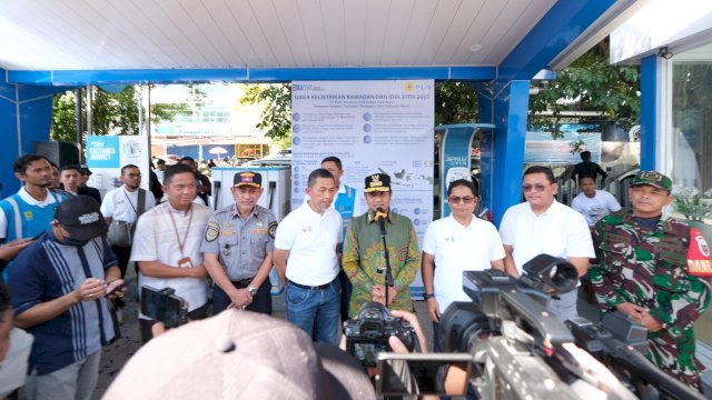 Gubernur Sulawesi Selatan, Andi Sudirman Sulaiman mengapresiasi kesiapan PLN dalam pengoperasian SPKLU di Sulsel saat melakukan peninjauan SPKLU PLN UP3 Makassar Selatan, Kamis (27/3/2025). (Foto: Istimewa)