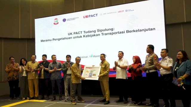Melalui progam UK PACT, Pemerintah Inggris dan Kemenhub RI menyerahkan hasil studi dan rekomendasi pengelolaan transportasi berkelanjutan ke Pemkot Makassar. (Dok. Istimewa)