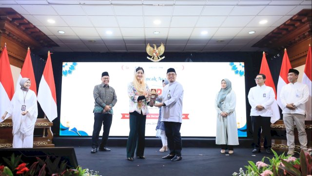 Bank Sulselbar berhasil memenangkan berbagai kategori juara dalam perayaan GERAK Syariah 2025. Penghargaan ini diterima dalam GERAK Syariah Award, di Jakarta, kemarin. (Dok. Humas OJK Sulselbar)