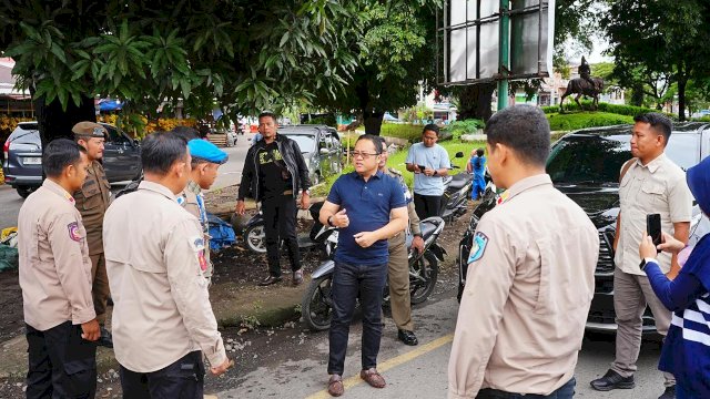 Wakil Bupati Gowa, Darmawangsyah Muin saat meninjau program Gowa Annangkasi di sekitar area Jembatan Kembar, kemarin. (Dok. Humas Gowa)