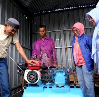 Husniah Talenrang Beri Bantuan Alat Bengkel Hingga Bioflok ke Keluarga Miskin Ekstrem
