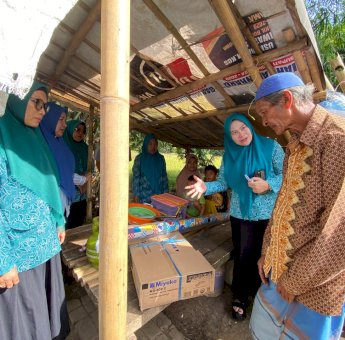 Tenri Indah Beri Modal Usaha ke Keluarga Miskim Ekstrem di Pallangga dan Bajeng