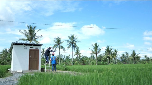 Melalui program Electrifying Agriculture (EA), petugas PLN tengah memasang kWh meter sebesar 3.500 Volt Ampere (VA) untuk petani di Kelurahan Baranti, Kabupaten Sindereng Rappang. (Foto: Istimewa)