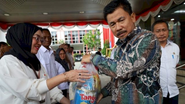 Sekda Kukar, Sunggono saat membagikan bingkisan kepada ASN maupun Non ASN [FOTO.ist]