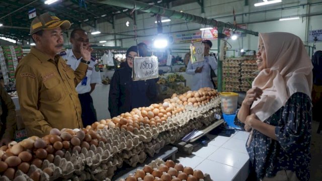 Sekda Kukar saat memonitor Pasar Gerbang Raja Mangkurawang, dalam memastikan harga pangan stabil (Foto: Protokoler Pemkab Kukar).