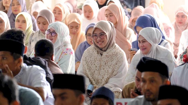 Bupati Gowa, Sitti Husniah Talenrang di sela-sela Pelaksanaan Salat Idulfitri Pemerintah Kabupaten Gowa dan masyarakat, di Masjid Agung Syekh Yusuf, kemarin. (Dok. Humas Gowa)