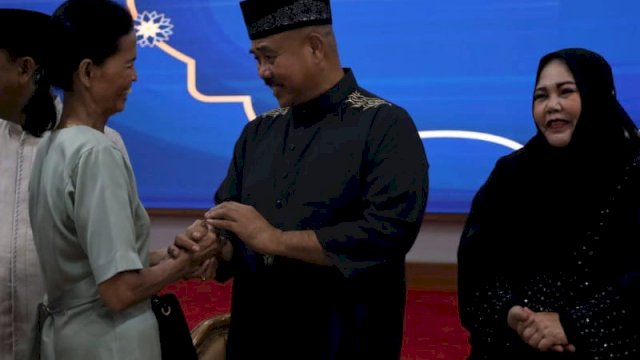 Bupati Kukar, Edi Damansyah bersalaman dengan warga dalam suasana Open House Hari Raya Idul Fitri 1446 H. [Foto: Prokom]