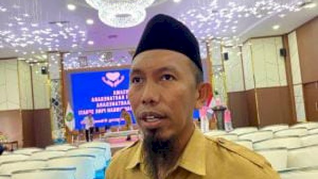 Plt Camat Kembang Janggut, Suhartono. [Foto. IST]