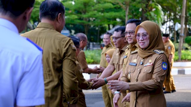 Bupati Gowa Husniah Talenrang didampingi Wakilnya Darmawangsa Muin di sela-sela Apel Besar yang dirangkaikan Halal Bihalal Pemerintah Kabupaten Gowa, di Halaman Kantor Bupati Gowa, Selasa, (08/04/2025). (Dok. Humas Gowa)