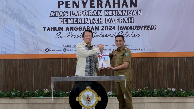 Ket: Wakil Wali Kota Parepare, Hermanto menyerahkan LKPD 2024 ke BPK Sulsel