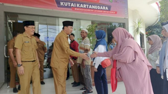 Sekda Kukar, Sunggono bersilaturahmi dengan sejumlah ASN di MPP Kukar. [Foto. IST]