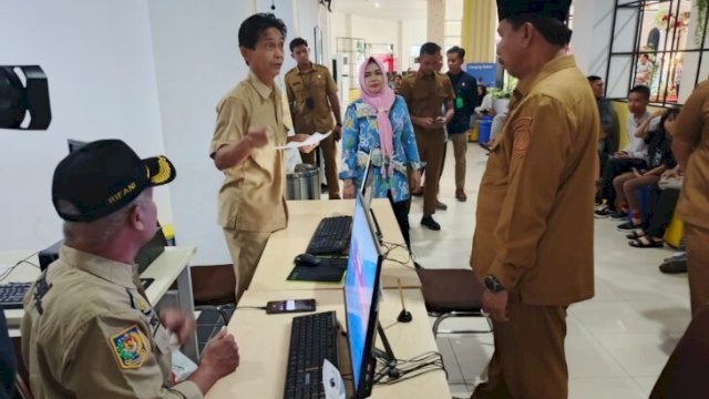 Sekda Kukar, Sunggono saat sidak hari pertama kerja di MPP Kukar. [Foto.ist]