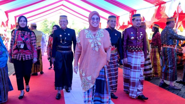 Bupati Gowa Sitti Husniah Talenrang dengan mengenakan pakaian adat berwarna bata, saat hadir dalam Peringatan Hari Jadi Bone Ke-695 Tahun, di Kompleks Rumah Jabatan Bupati Bone, Kabupaten Bone, kemarin. (Dok. Humas Gowa) 