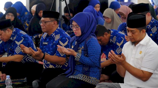 Bupati Gowa, Sitti Husniah Talenrang didampingi Sekretaris Daerah Kabupaten Gowa Azis Peter, disela-sela PQJI yang dirangkaikan dengan pelepasan kontingen Gowa pada Seleksi Tilawatil Qur'an dan Hadits (STQH) Tingkat Provinsi Sulawesi Selatan Ke-XXIII, di Masjid Agung Syekh Yusuf, Jum'at (11/04/2025). (Dok. Humas Gowa) 