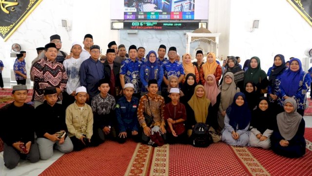 Bupati Gowa Sitti Husniah Talenrang (tengah) saat hadir dalam pelepasan kafilah Kabupaten Gowa, di Masjid Agung Syekh Yusuf, Jum'at (11/04/2025). (Dok. Humas Gowa) 